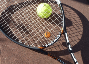 Mettre un antivibrateur sur une raquette de tennis - Éviter vibrations 